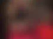 Du liebst meinen hintern! Transparente schwarze strumpfhosen und ein glänzender bodysuit mit string-tanga-rücken aus pvc rahmen meinen tollen hintern perfekt ein.