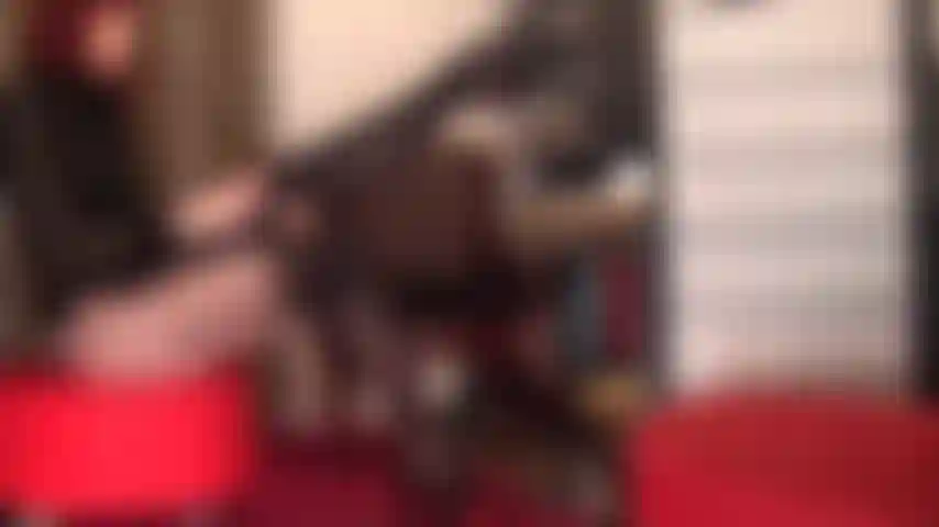 Unordentlichen spaß mit spritzendem dildo und überkreuzten beinen in einer strumpfhose mit strumpfhaltermuster und hohen plateau-pantoletten.