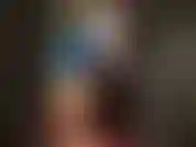 Körperverehrung im blauen latexkleid und transparenten nahtstrümpfen aus gummi. So glatt und glänzend.