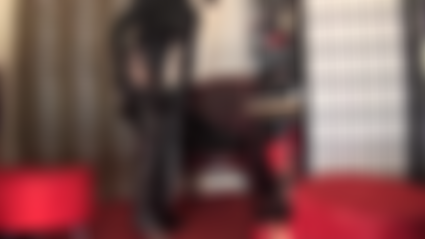 Mit lederfetisch – ich trage schwarze lederhosen und overknee-stiefel mit stilettoabsatz.