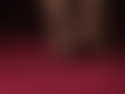 Eine nahaufnahme meiner wundervollen bögen in dunkelbraunen strumpfhosen und baumelnden lederpumps. Fußfetisch-teaser.