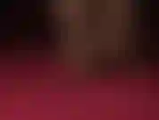 Eine nahaufnahme meiner wundervollen bögen in dunkelbraunen strumpfhosen und baumelnden lederpumps. Fußfetisch-teaser.