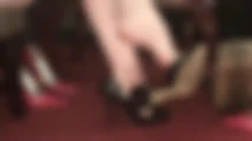 Die barfuß mit baumelnden absätzen neckt.