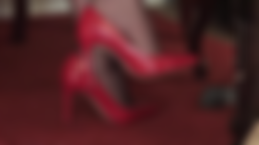 Dein verlangen nach nylonfüßen in roten lederpumps – das verlangen, die wunderschönen füße von herrin vivian in strumpfhosen und roten stilettos anzubeten, wird von tag zu tag stärker.