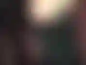 Schwarzer pelzmantel – herrin fängt die schönheit, die weichheit und wärme ihres schwarzen pelzmantels aus der nähe ein.