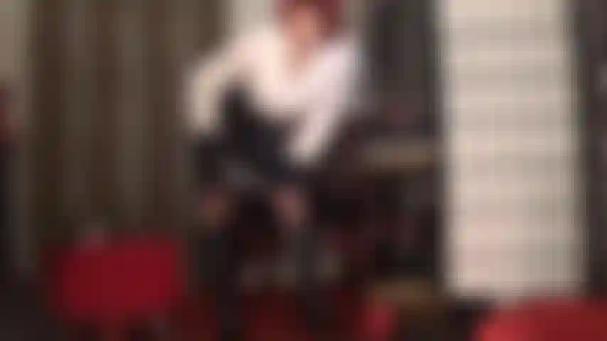 Die pvc-röcke verehrt – während der fokus auf dem pvc-rock liegt, wird herrin vivian sie auch in ihre stiefel, lederhandschuhe und ihre wunderschöne weiße bluse verlieben.