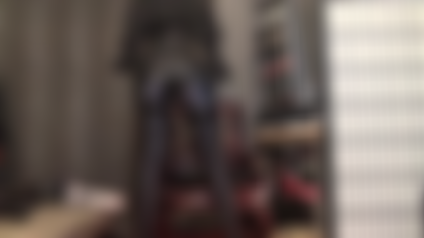 Liebhaberin von spandex und strümpfen – ein strumpfgürtel mit sechs riemen umschließt hauchdünne schwarze nylonstrümpfe, die über dunkelgrauen leohex-spandex-strumpfhosen getragen werden. Die kurven von herrin vivian in diesem sinnlichen fetisch-outfit, während sie darum betteln, zwischen ihren lycra-schenkeln gemolken zu werden.