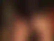 Herrin vivian sieht aus wie eine justizvollzugsbeamtin mit lederkappe und sonnenbrille und verpasst ihnen die strafe, die sie verdienen. Strapon-dominanz.