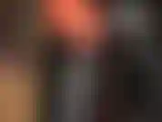 Herrin vivian ist ihre latexgöttin in schichten aus engem, glänzendem gummi.