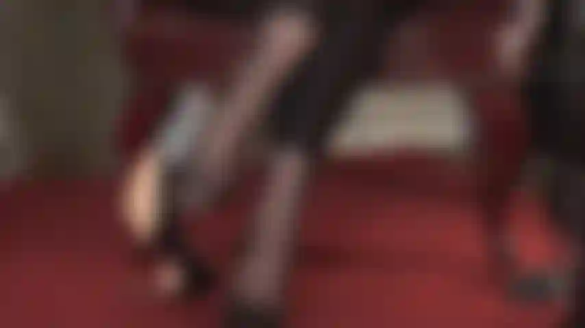 5- Zehenhandschuh-strumpfhose und schuhspiel – wie ein handschuh schmiegt sich das nylon perfekt um jeden süßen kleinen zeh. Diese besondere strumpfhose lässt ihr herz höher schlagen, wenn sie aus den lederpumps der herrin hervorschaut.