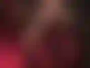 Die schönen kleinen zehen, die hohen bögen und die weichen sohlen der herrin stehen dir zur anbetung zur verfügung. Die in nahaufnahme wackelt.