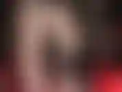 Rawr ... Transparente strumpfhosen mit leopardenmuster über weißen spitzenstrümpfen lassen ihr herz für die wundervollen nylonbeine und den hintern der herrin ein bisschen schneller schlagen.