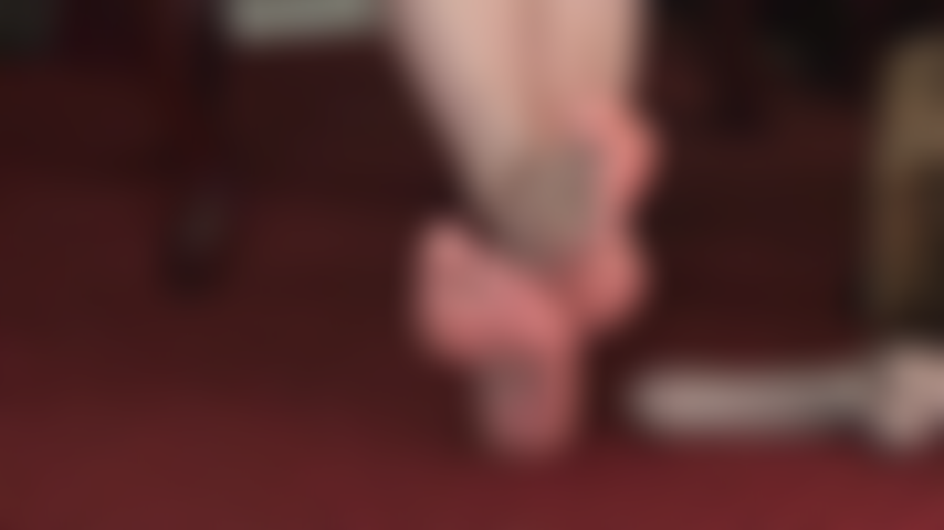 Unter den nackten füßen der herrin – fußfetisch, gespreizte zehen, fußsohlen, fußanbetung, hohe bögen, trampling, ballbusting, cbt.