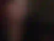 Handjob mit schwarzen latexhandschuhen auf einem unbeschnittenen dildo.