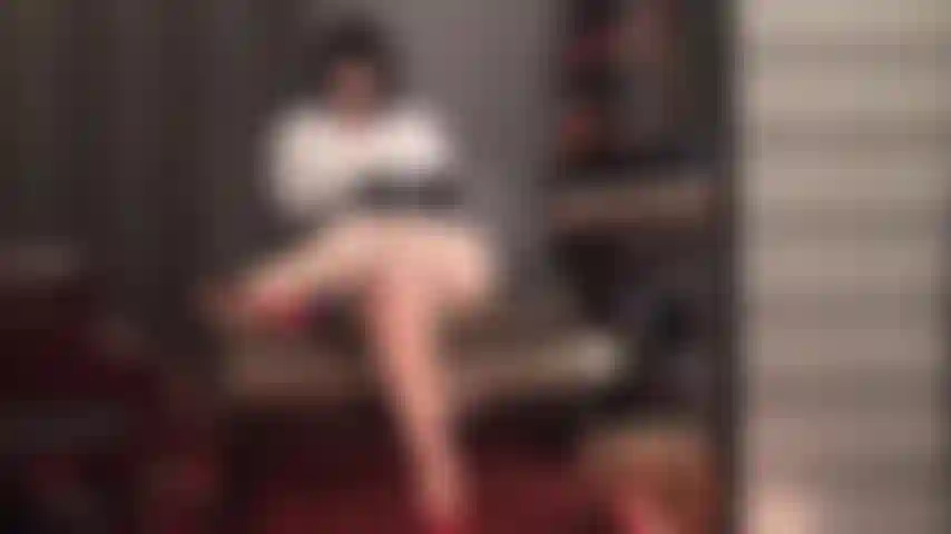 Mit schwarzen haaren, schwarzem leder und glänzenden beinen in hautfarbenen strumpfhosen, denen sie einfach nicht widerstehen können.