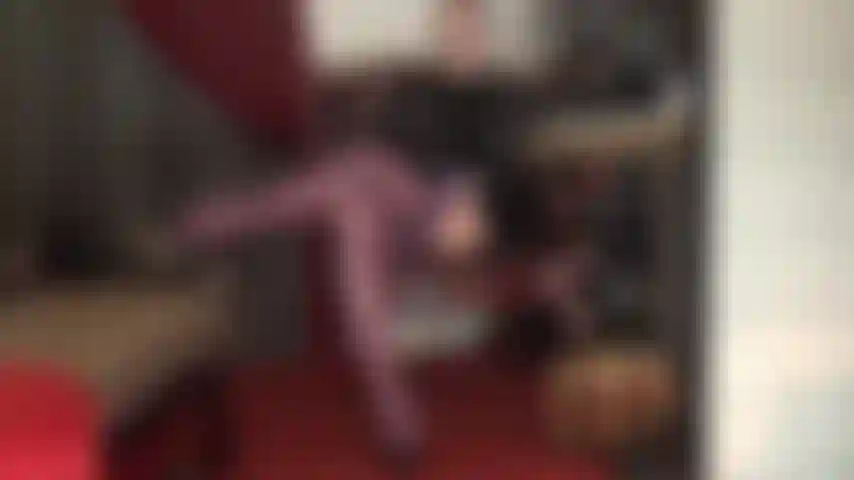 Schiebe deinen schwanz in den oberen teil der lila strümpfe der herrin, damit er trocken gemolken wird.