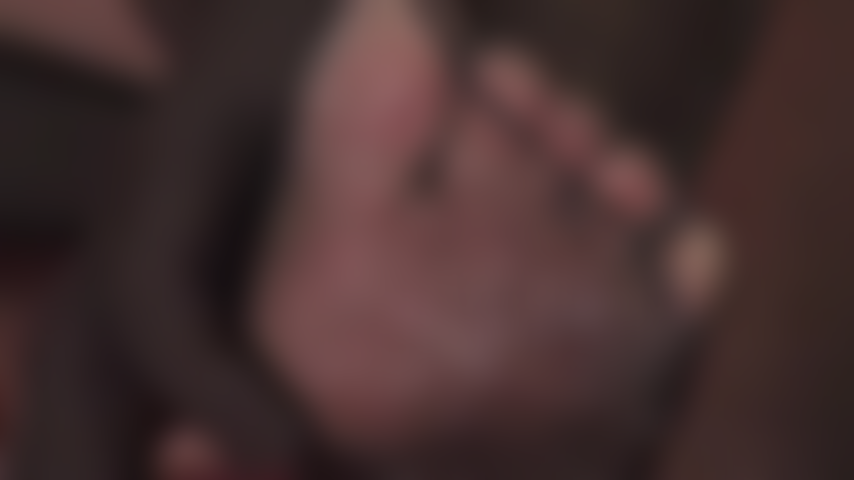 In dieser extremen nahaufnahme meiner glitzernden strumpfhosenfüße können sie meine nylonzehen fast riechen und schmecken.