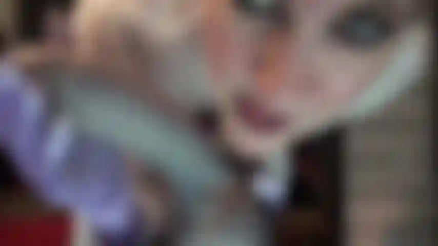 Strumpfhalter, hübsche höschen, satinhandschuhe und ein großer schwanz, dem du nicht widerstehen kannst.