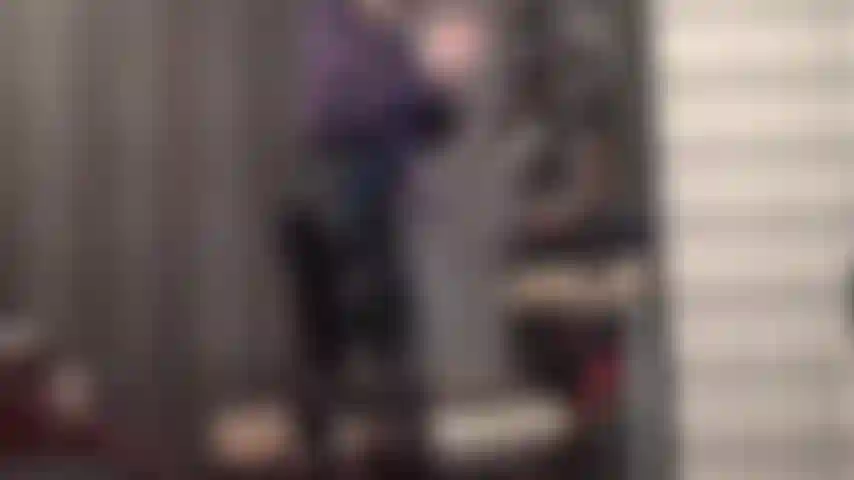 Trage latexhandschuhe und eine glänzende pvc-hose mit strap-on – verehre herrin vivian in einer glatten schwarzen vinylhose und schwarzen gummihandschuhen, die dich mit einem handjob mit handschuhen auf einem großen dildo, latexfingern im mund und strap-on-spielen verwöhnt.