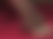 Fußfetischistin, sexy fußgewölbe, baumelnd, schuhspiele in wildlederpantoletten und dunkelbraunen blickdichten strumpfhosen.