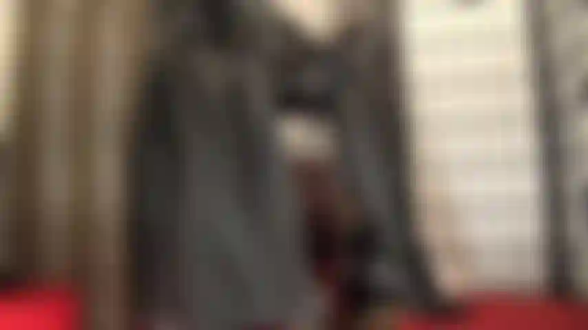 Lederverführung, stiefelanbetung – ihre ledergöttin frönt ihrem fetisch für wunderschöne hohe stiletto-lederstiefel. Lassen sie sich von ihrem duft und dem gefühl auf ihren händen und lippen berauschen.