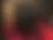 Während die herrin heiße blaue metallic-leggings und hohe, glänzende stiefel trägt und ihren weißen strap-on streichelt, wirst du über ihre sexy stiefel wichsen.