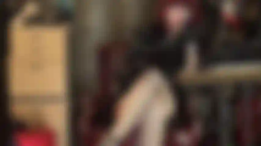 Handjob mit latexhandschuhen auf einem weißen, unbeschnittenen dildo. Die herrin legt ihre gummibekleideten hände um den schaft dieses schwanzes und massiert die hoden, um jedes bisschen sperma herauszukitzeln.