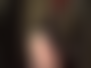 Nackter hintern und nackte füße, konzentrierte körperverehrung. Gekleidet in einen sexy durchsichtigen nylon-bodysuit, ihre göttin neckt mit ihren erstaunlichen kurven.