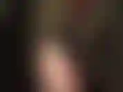 Nackter hintern und nackte füße, konzentrierte körperverehrung. Gekleidet in einen sexy durchsichtigen nylon-bodysuit, ihre göttin neckt mit ihren erstaunlichen kurven.