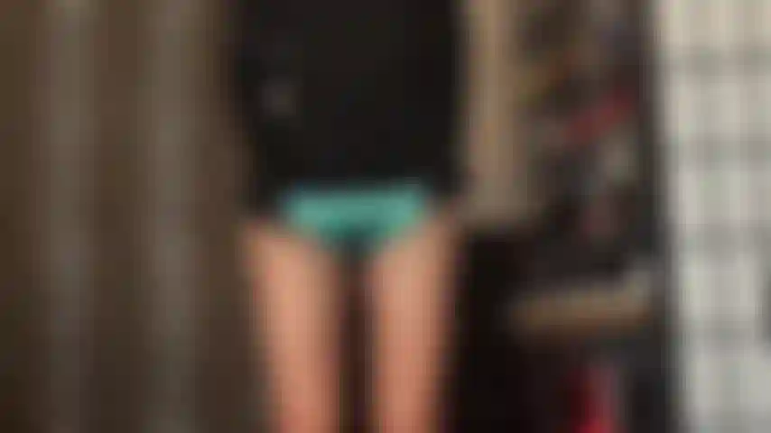 Aquamarinblaue satinhöschen sind ein echter hingucker – so ein helles und farbenfrohes paar seidiger fullback-unterhosen macht sie schwach und triefend.