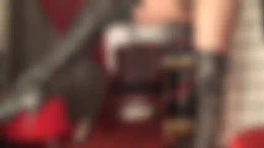 Stiefelanbetung, handjob mit handschuhen – die herrin hat ein wachsames auge und ihre reitgerte auf dich gerichtet, während du ihre langen schwarzen lederstiefel reinigst. Erledige den job richtig und darf auf ihren strumpfhosenarsch spritzen, während sie deinen sklavenschwanz mit lederhandschuhen melkt.