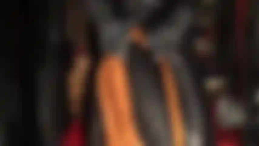 Eine ledergöttin, die ihre wunderbaren schichten aus hose, rock, jacke, handschuhen, braunem mantel und langem schwarzen mantel zur schau stellt.