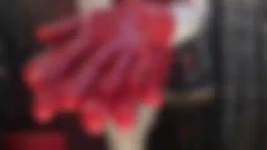 Wow! Heißes rotes latex – es ist goon-zeit! Die herrin sieht in diesem glänzenden roten gummi-outfit einfach unglaublich aus. Auf hochglanz poliert werden diese wunderschönen kurven dir den kopf verdrehen.