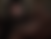 Fußfetisch, footjob, strumpfhosen – footboys werden sinnlich von den füßen von herrin vivian in hauchdünnen schwarzen strümpfen gereizt, die direkt auf ihr gesicht gerichtet und um einen großen schwarzen schwanz gewickelt sind.