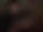 Fußfetisch, footjob, strumpfhosen – footboys werden sinnlich von den füßen von herrin vivian in hauchdünnen schwarzen strümpfen gereizt, die direkt auf ihr gesicht gerichtet und um einen großen schwarzen schwanz gewickelt sind.