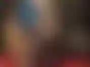 Eine verführerische reizwäsche mit nylonbeinen und -arsch in seidig glänzenden schwarzen strumpfhosen und blauem latex.