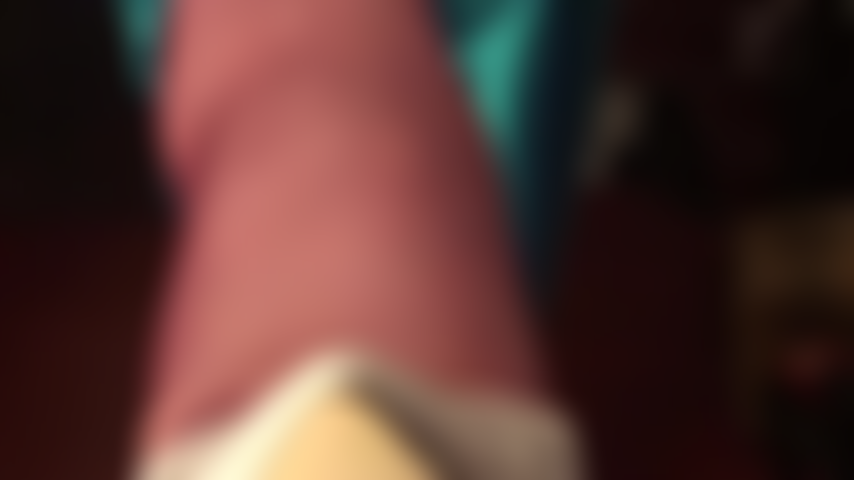 Wie ein bisschen schmerz? Herrin lässt dich auf den knien betteln, ihre füße und absätze anzubeten und zu verehren, auch wenn das bedeutet, dass du mit beidem getreten wirst … oder vielleicht ist es genau das …