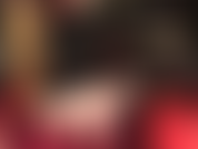 Herrin vivian posiert mit ihren sexy nackten füßen, hohen bögen, weichen sohlen und ihrem nackten hintern und streichelt einen großen weißen strap-on.