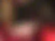 Herrin vivian posiert mit ihren sexy nackten füßen, hohen bögen, weichen sohlen und ihrem nackten hintern und streichelt einen großen weißen strap-on.