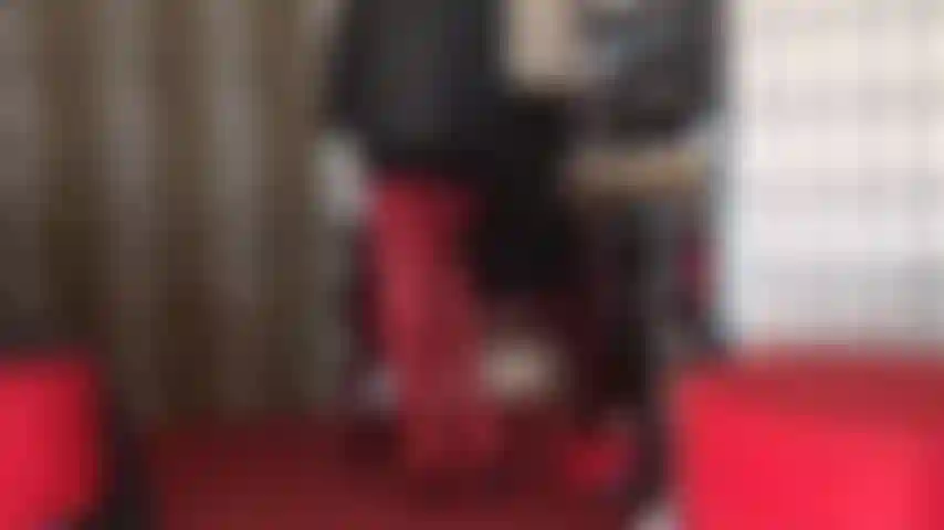 Es gibt für alles einen fetisch ... Öffne die hinteren schnürsenkel meiner roten overknee-lederstiefel. Viel spaß, wenn das dein ding ist.