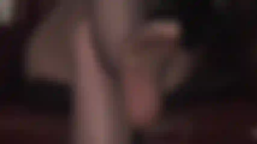 Sei der fußjunge unter dem schreibtisch der herrin – während du unter meinem schreibtisch sitzt, wirst du mit hübschen zehen und weichen sohlen in strumpfhosen und baumelnden high heels gereizt.