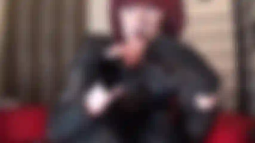 Und spiele mit deiner sucht nach schwarzen lederhandschuhen ...