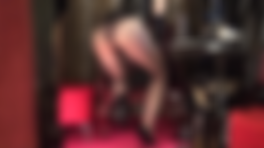 Handjob mit satinhandschuhen und dabei neckisch mit strumpfhosen mit französischem spitzen-panty-top.