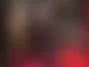 Sexy handjob mit bloßen händen und arschverehrung in einem schwarzen, glänzenden vinylkleid, hohen stiefeln und spitzenstrümpfen.