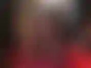 Herrin, sieht umwerfend aus in weißem hemd und schwarzer krawatte, glänzenden strumpfhosen, gepaart mit lederstiefeln und einem massiven weißen strap-on, um sie zu streicheln und in sie hineinzustoßen.