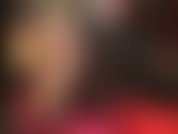 Ein glänzender fetisch – die herrin spinnt ihr glänzendes netz aus glänzenden strumpfhosen und sexy schwarzem pvc. Wenn du einmal gefangen bist, kommst du nie wieder raus (und das willst du auch gar nicht).