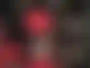 Ein durchsichtiger roter latex-minirock und schwarze strümpfe mit spitzenabschluss – die herrin weiß, wie sie den schwanz ihres sklaven reizen kann.