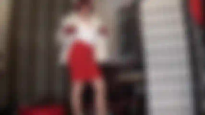 Sissy-spielzeit, körperanbetung – meine hübsche kleine sissy liebt glänzende strumpfhosen, strümpfe, hüfthalter und hübsche bhs und spitzenbustiers. Die herrin neckt mit ihren wundervollen vorzügen, darunter ein dekolleté und eine peniswölbung, denen keine sissy widerstehen kann.