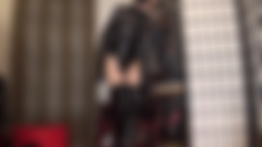 Eine glänzende göttin in komplett schwarzem pvc mit glänzenden hautfarbenen strumpfhosen – dieses fetisch-outfit wird ihnen den kopf verdrehen, hohe stiefel, pvc-bodysuit und mantel, aber wonach sie sich wirklich sehnen, ist, die weichen strumpfhosenschenkel der herrin anzubeten und zu ficken.