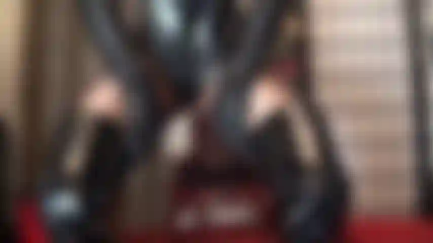 Reine fetisch-verführung – die herrin weiß, was ihr herz begehrt. Sie bringt sie dazu, niederzuknien und beim anblick ihres perfekten hinterns im pvc-bodysuit und nahtstrumpfhosen, hohen overknee-stiefeln und vinylhut zu sabbern.